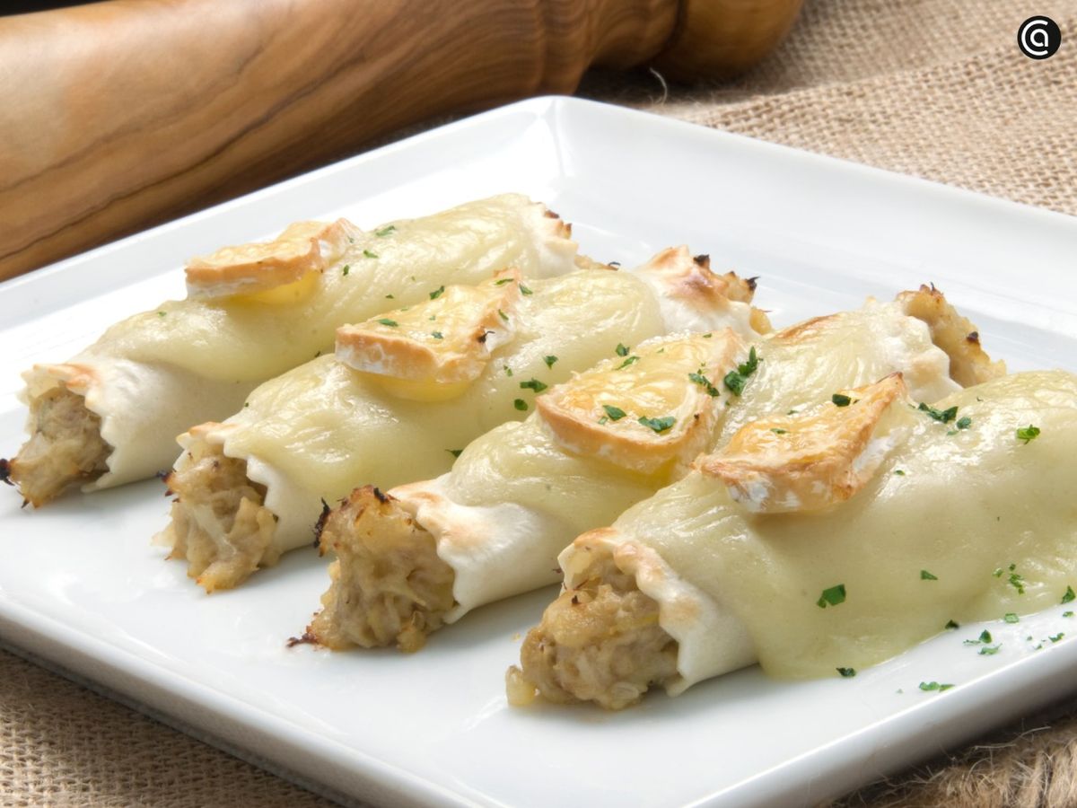 Espolvorea perejil picado sobre los canelones de pollo