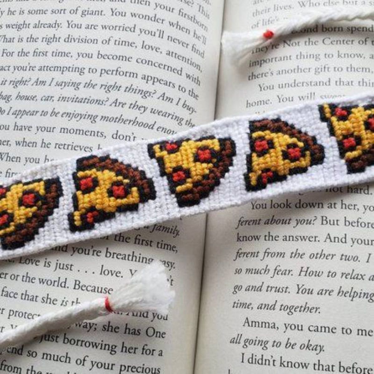 Pulsera de hilo con estampado de pizza.