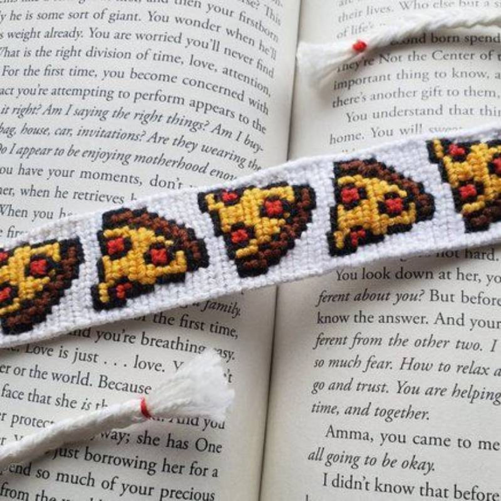 Pulsera de hilo con estampado de pizza. Pulsera de hilo con estampado de pizza.