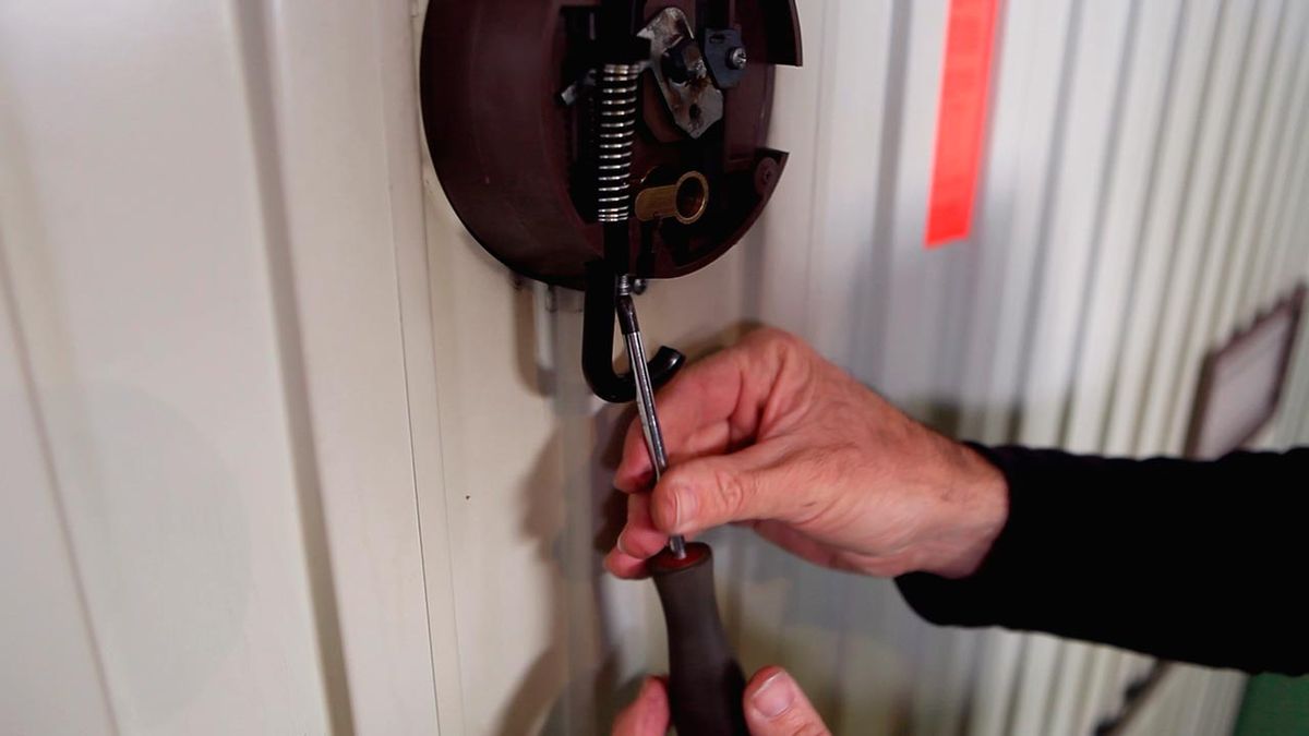 Cambiar bombín de puerta de garaje paso 2