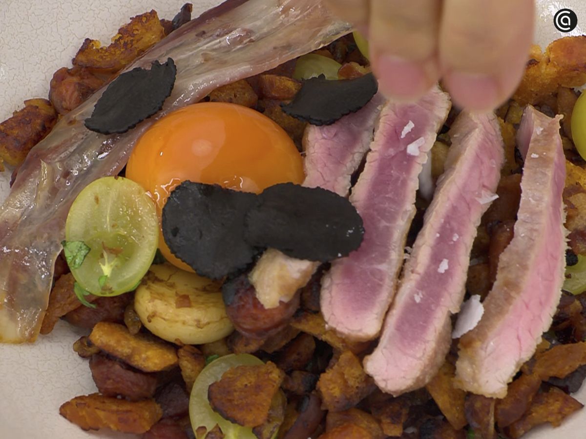 Condimenta con escamas de sal y perejil al gusto