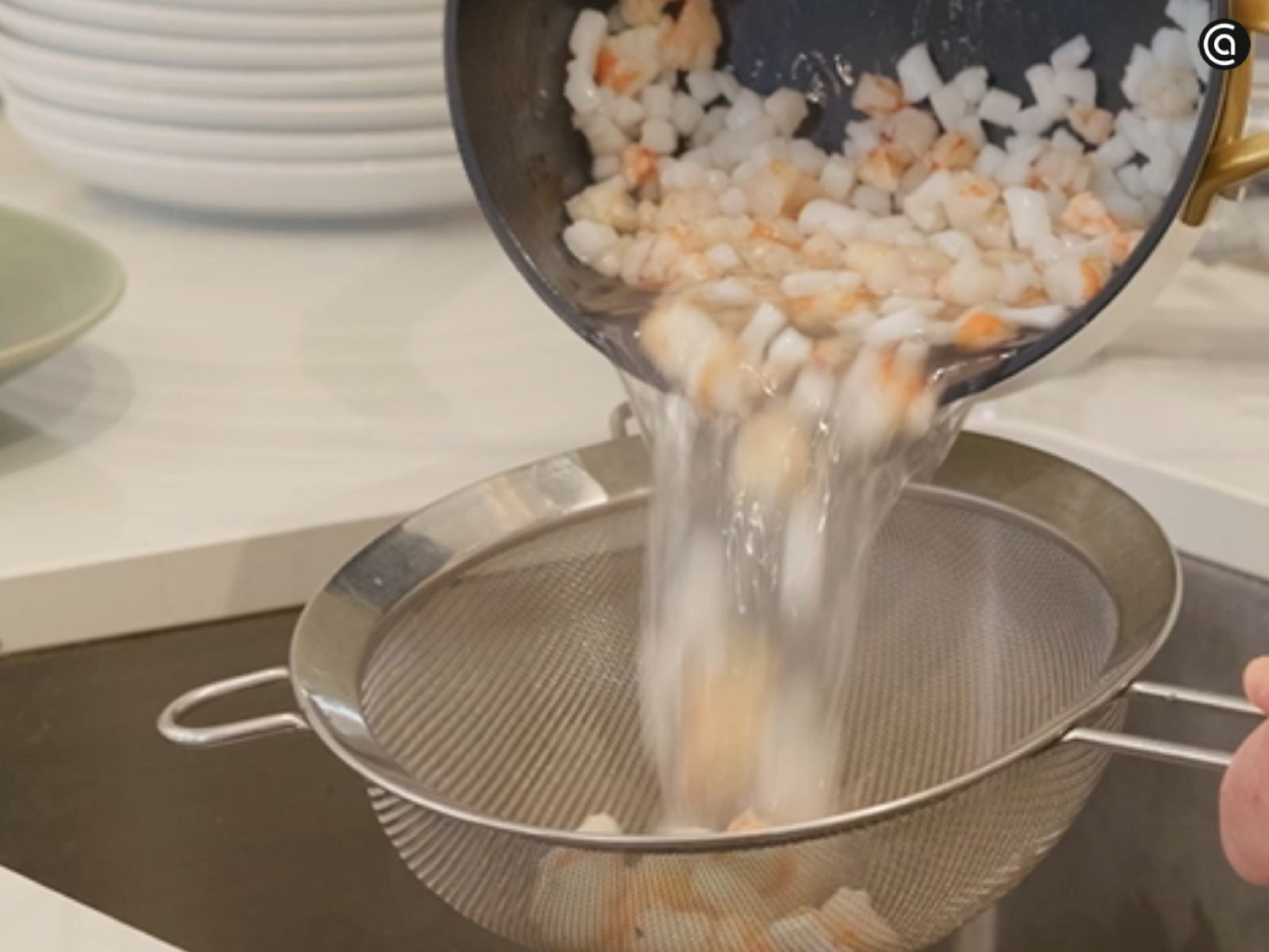 El marisco ya cocido se escurre bien para eliminar el exceso de agua.