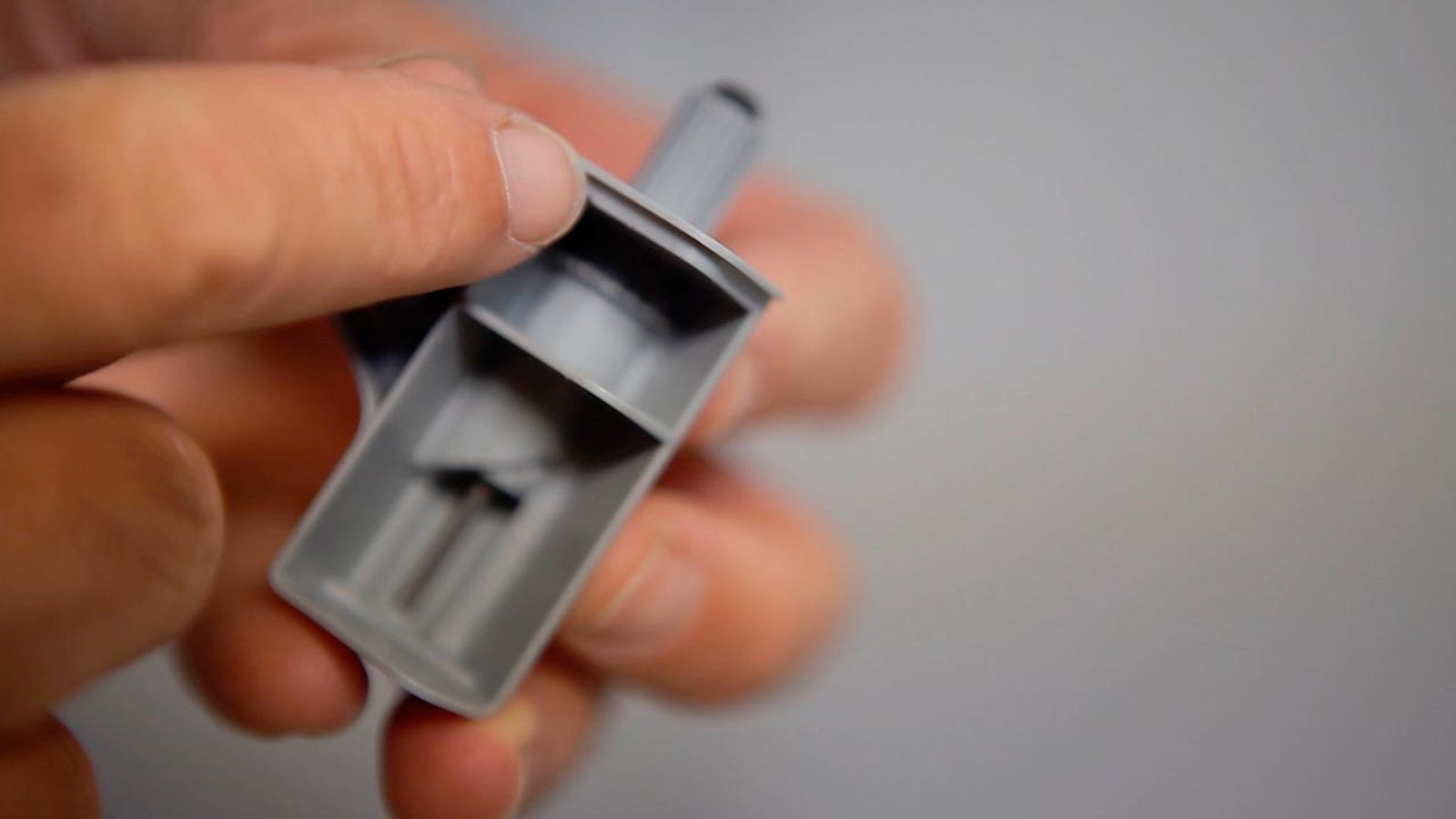 Frenos para puertas de armario paso 2 Frenos para puertas de armario paso 2