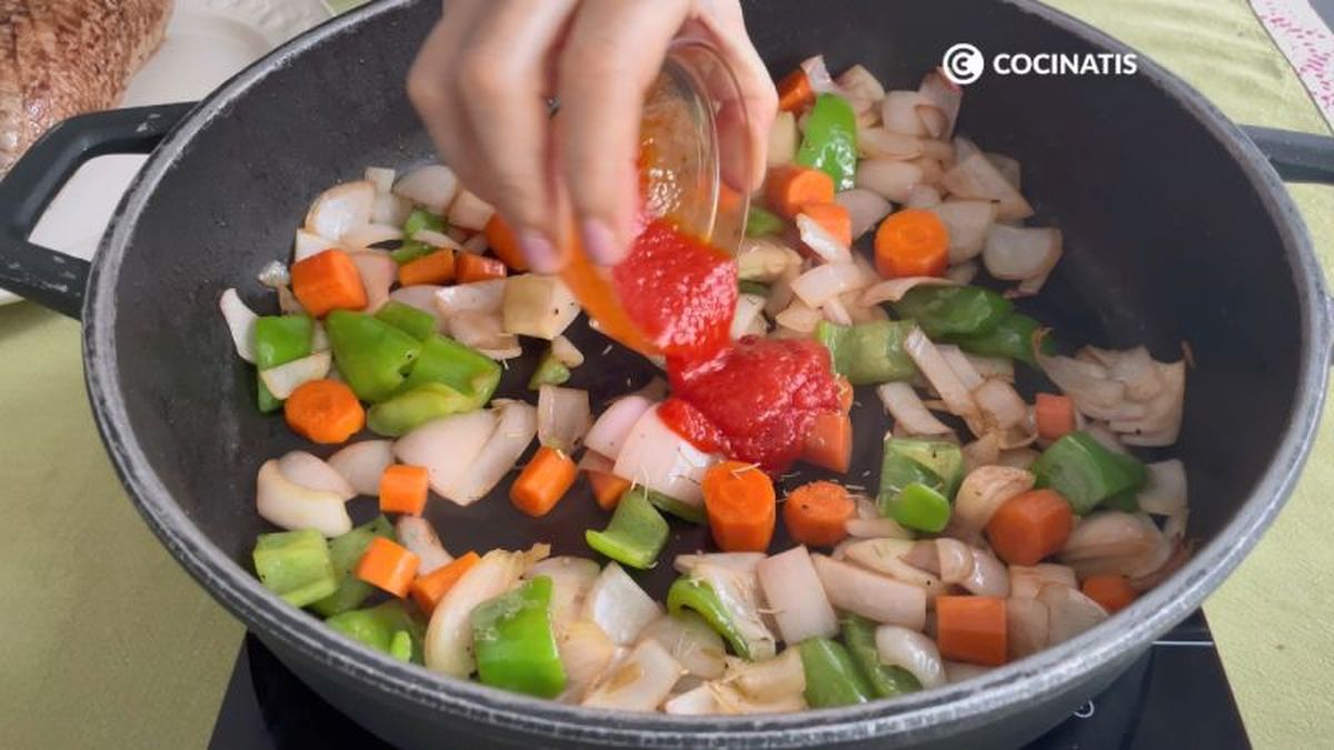 Pochamos las verduras para la salsa del redondo