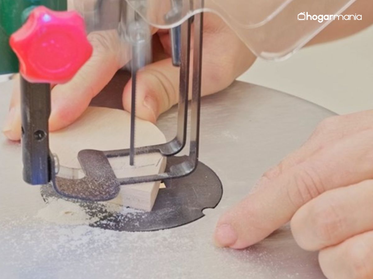 Los ajustes en zonas delicadas garantizan un resultado limpio antes del lijado.