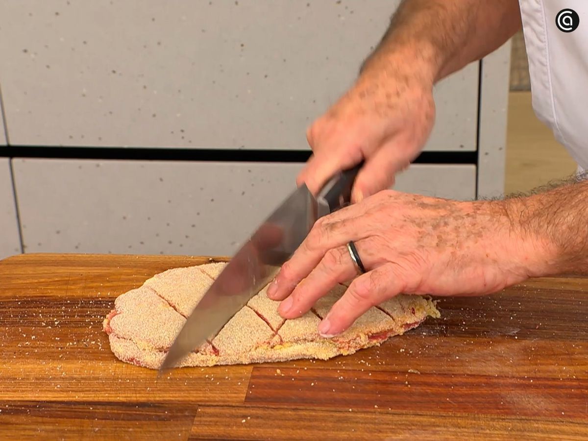 Pásalas por harina, huevo batido y pan rallado y hazles un corte superficial con el cuchillo