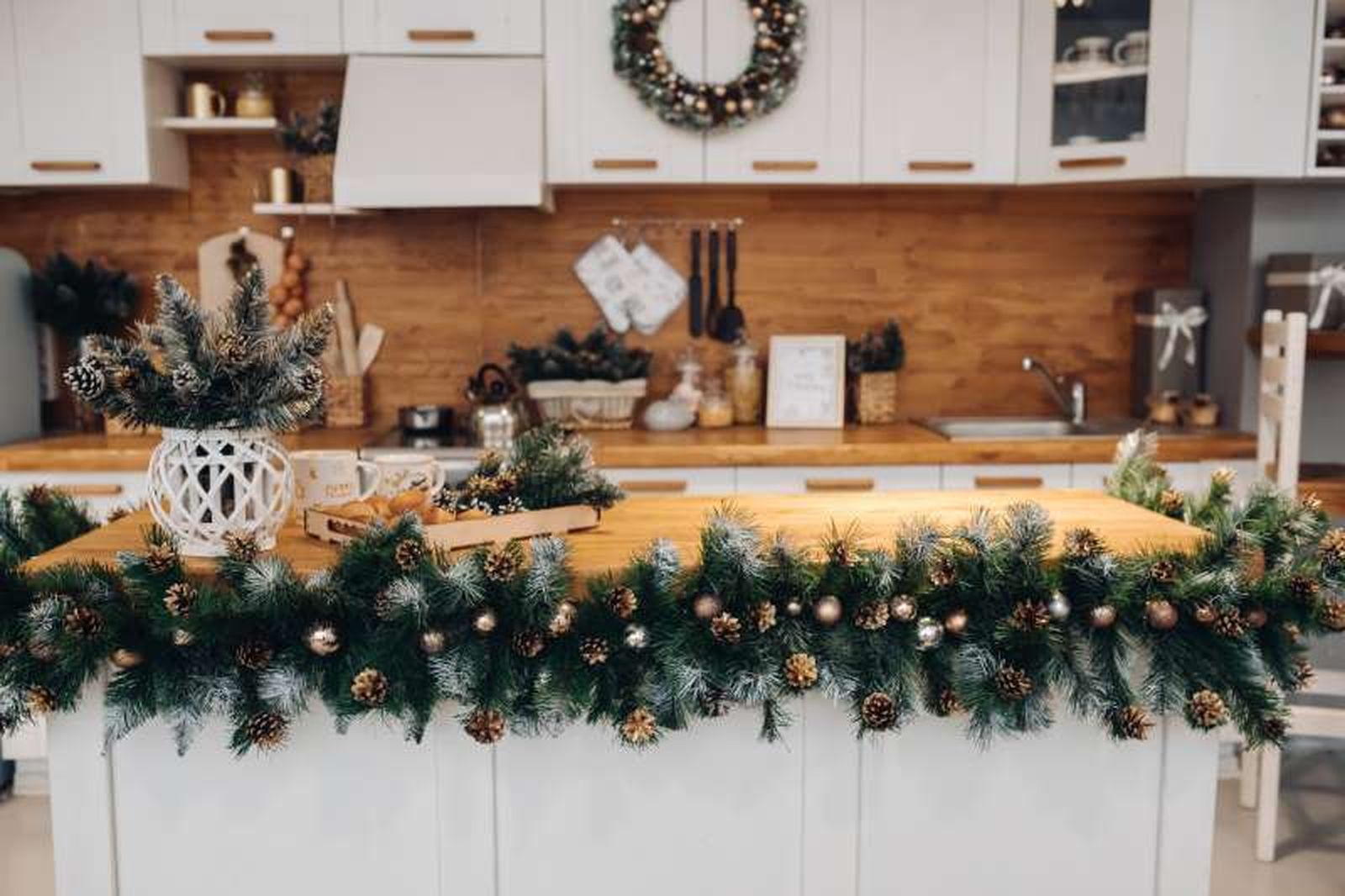 Cocina con decoración de Navidad.