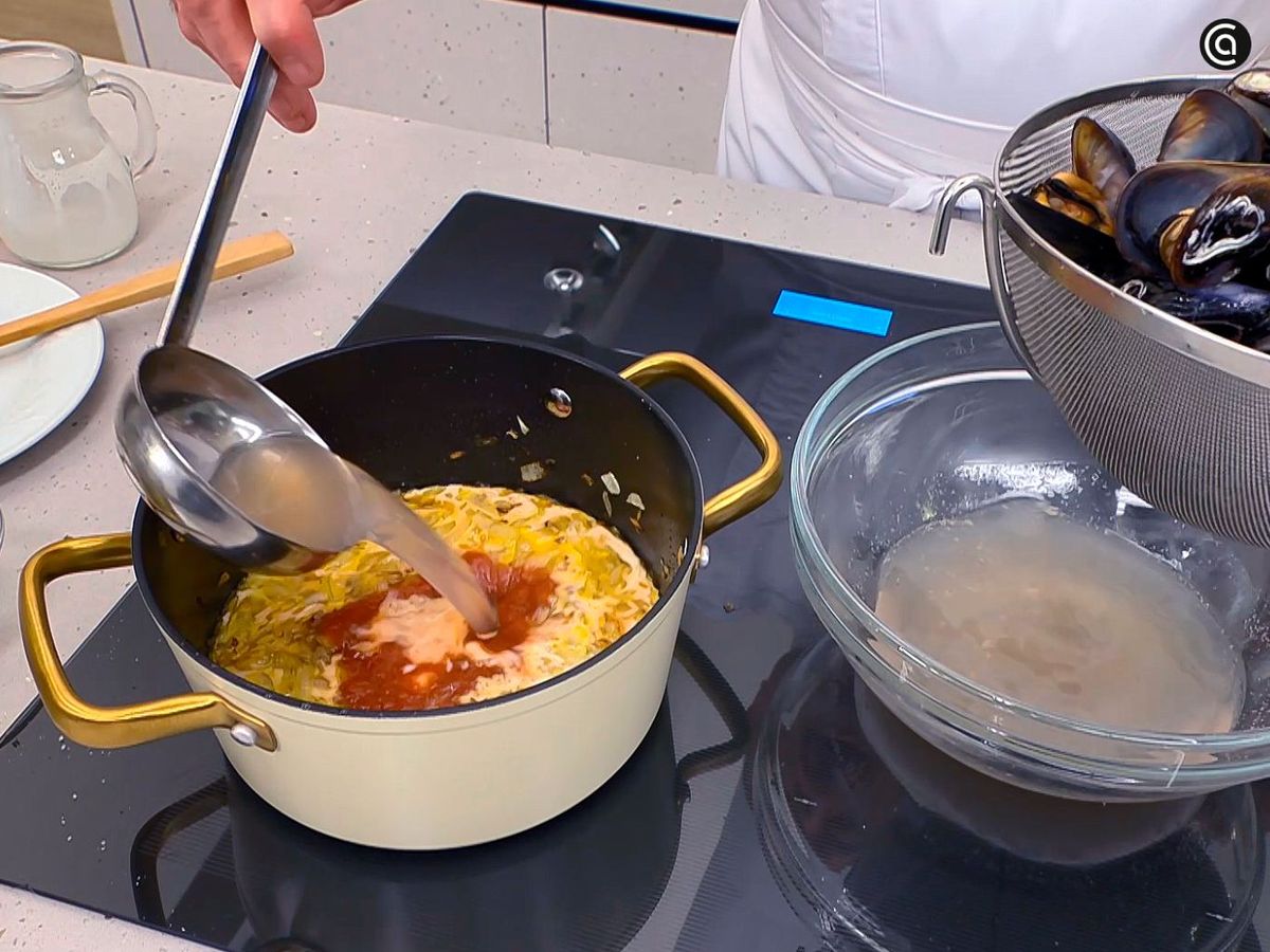 Prepara la salsa de mejillones para acompañar la lubina a la plancha