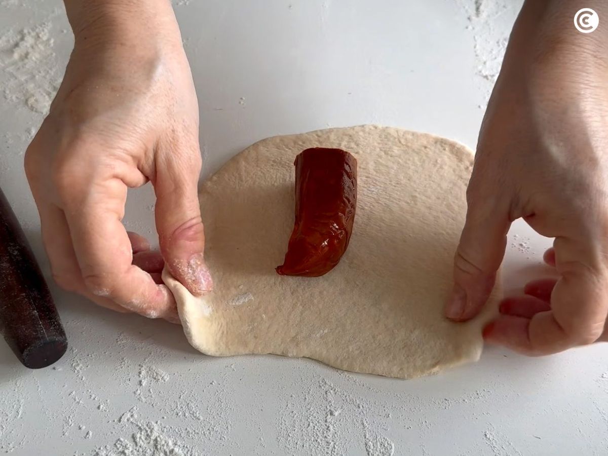 Rellenar con chorizo y dar forma al pan preñao