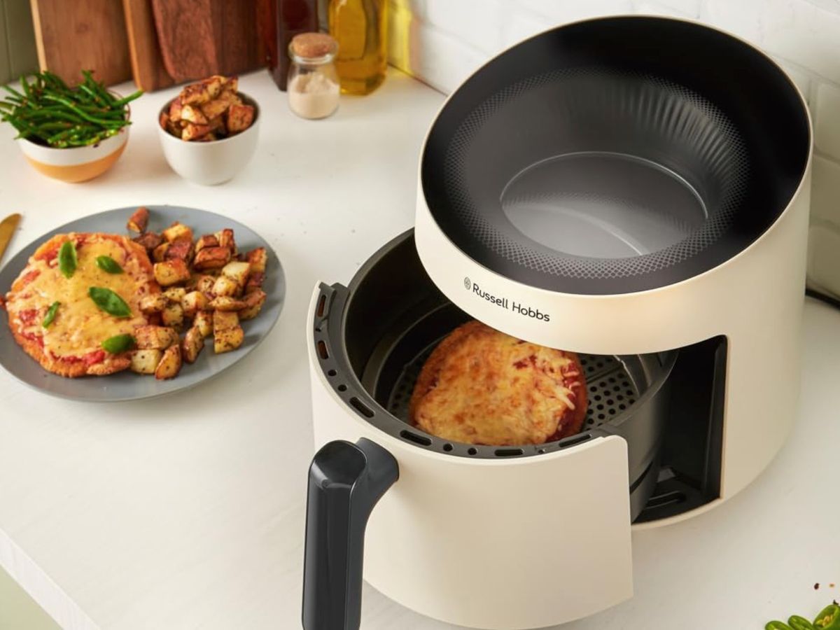 La freidora cuenta con ventana superior y luz interior intermitente que permite ver la cocción