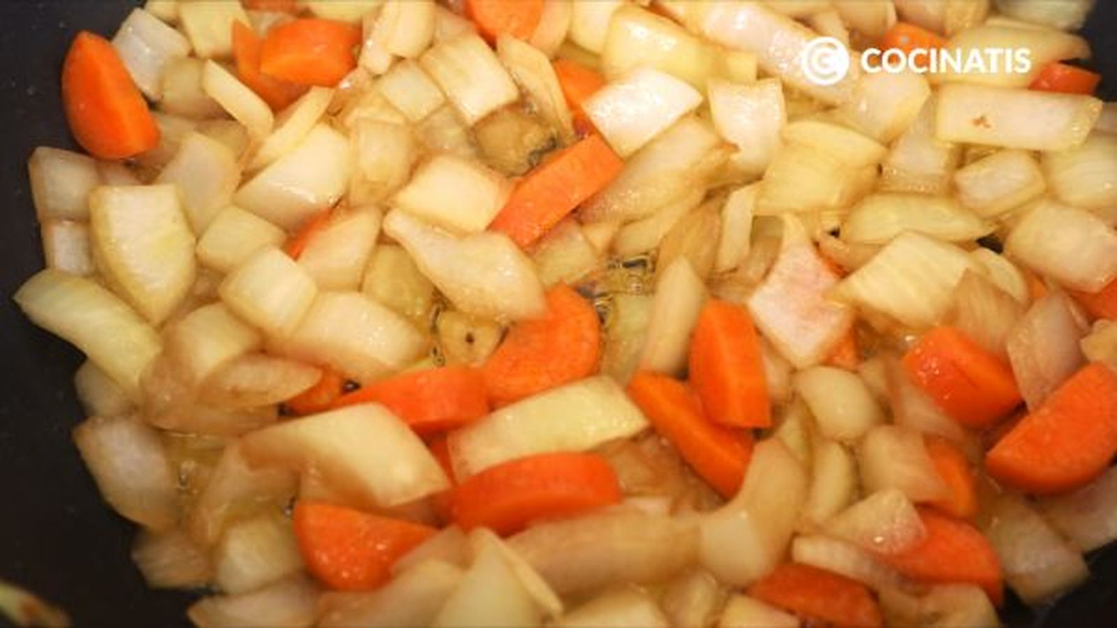 Dora las verduras en el jugo del pollo CTIS0993 receta pollo con almendras paso 4