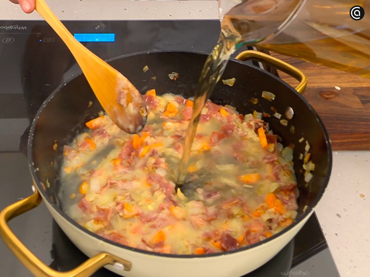 Rehoga las verduras con jamón, cubre con caldo y deja que se hagan unos minutos