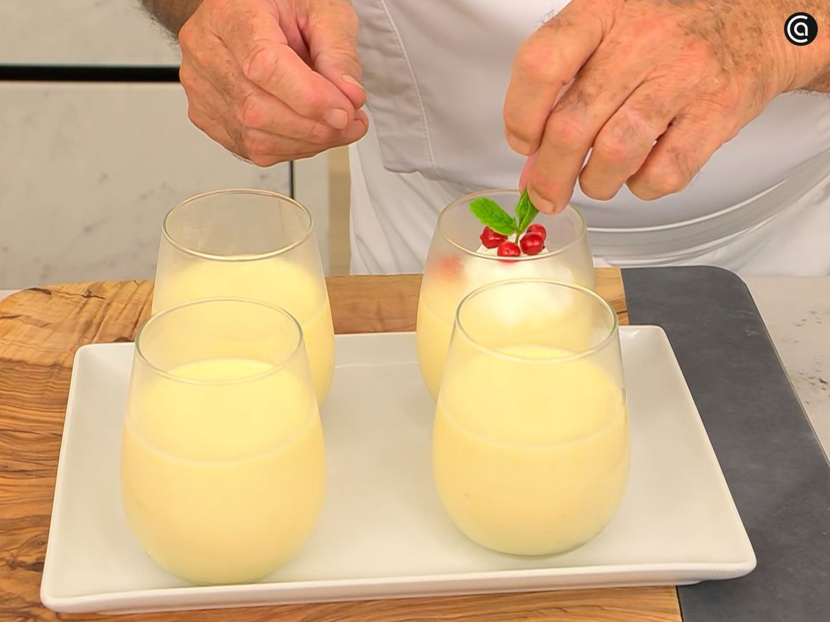 Agrega grosellas y hojas de menta