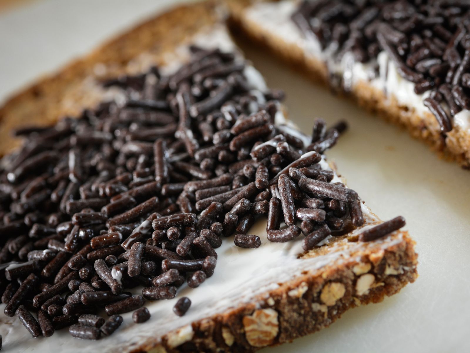 Granos de chocolate sobre mantequilla, una manera simple y habitual de empezar el día.