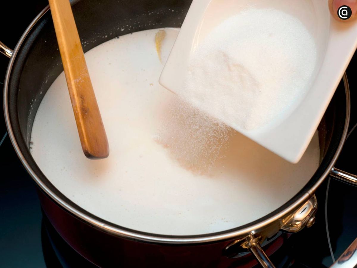 Añade el azúcar y remueve