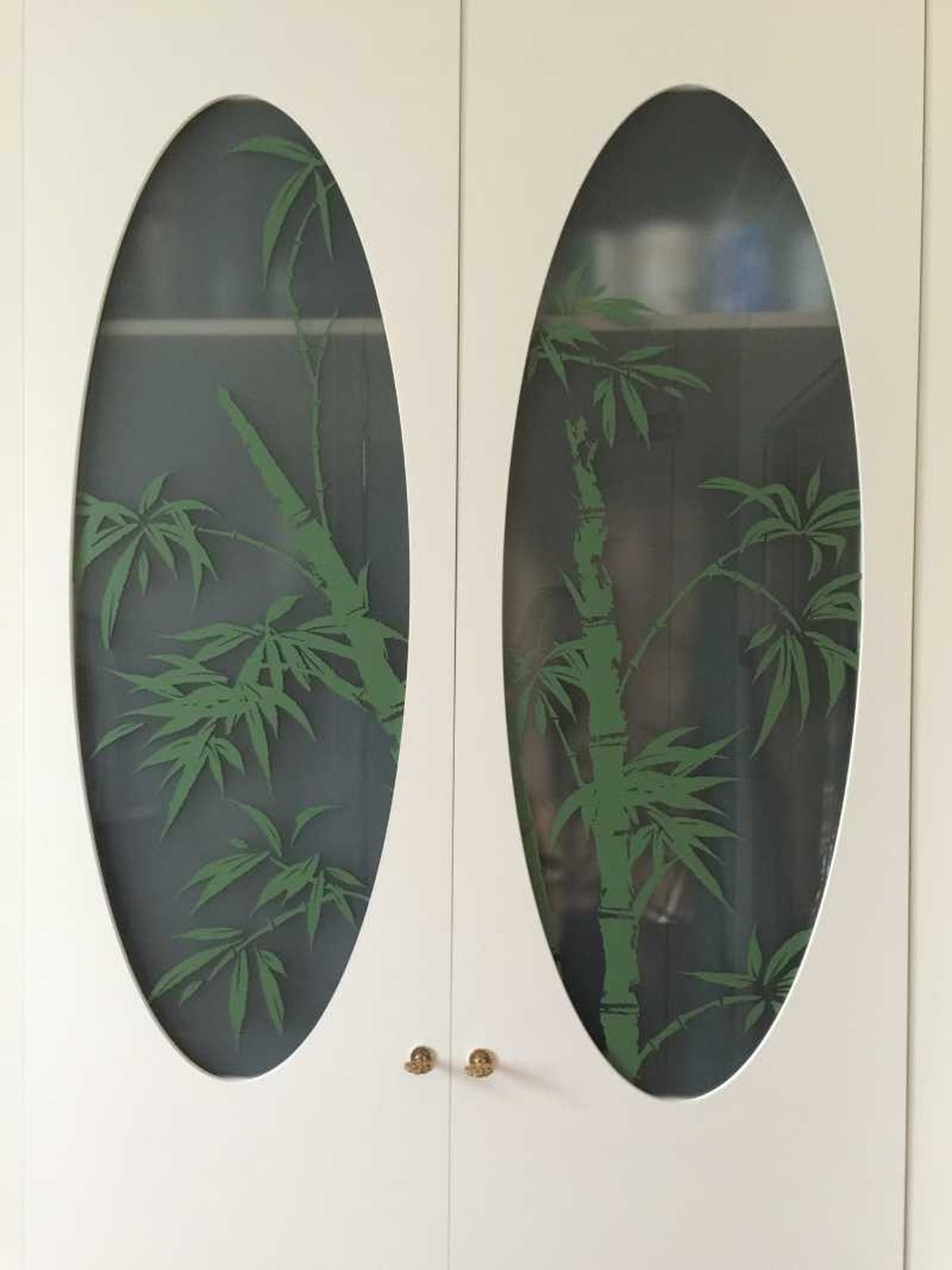 Armario gabanero blanco con vinilo verde de bambú.