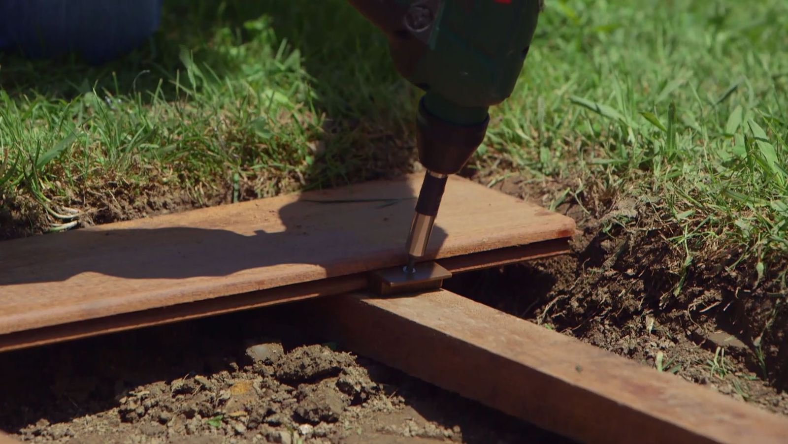 Cómo hacer una solera de exterior de madera paso 6 Cómo hacer una solera de exterior de madera paso 6