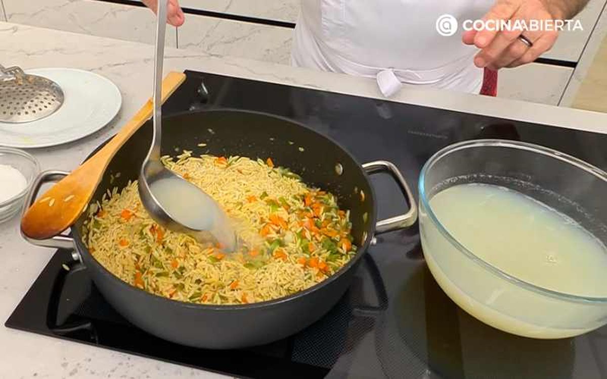 Vierte el caldo poco a poco