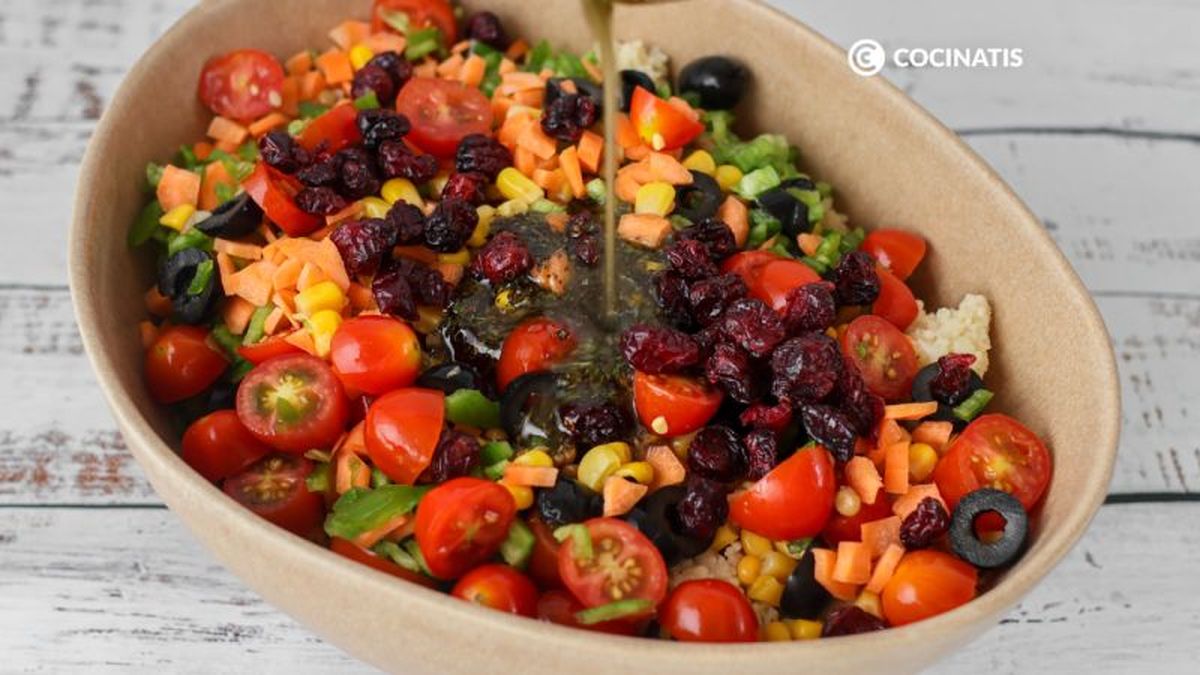 Aliñamos la ensalada de cuscús