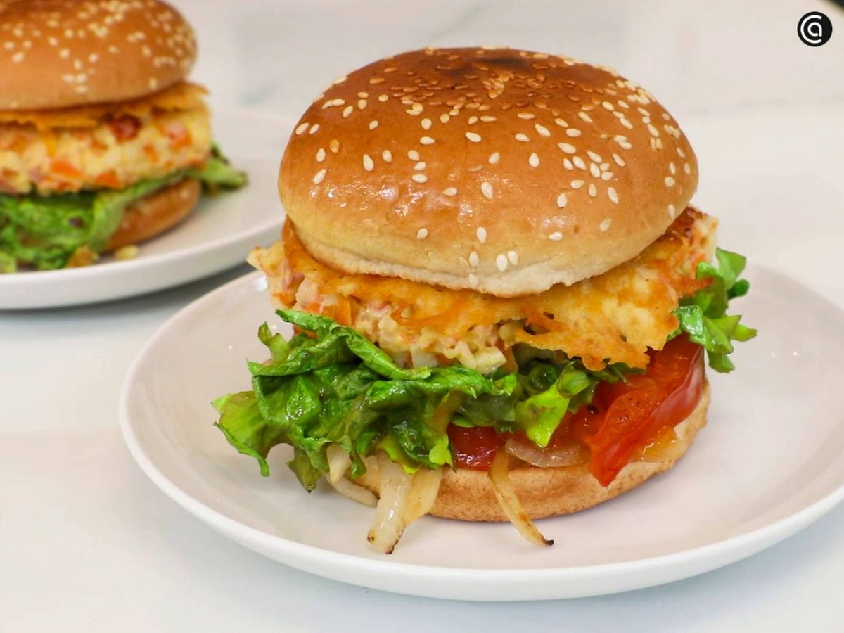 Monta y sirve las hamburguesa de surimi