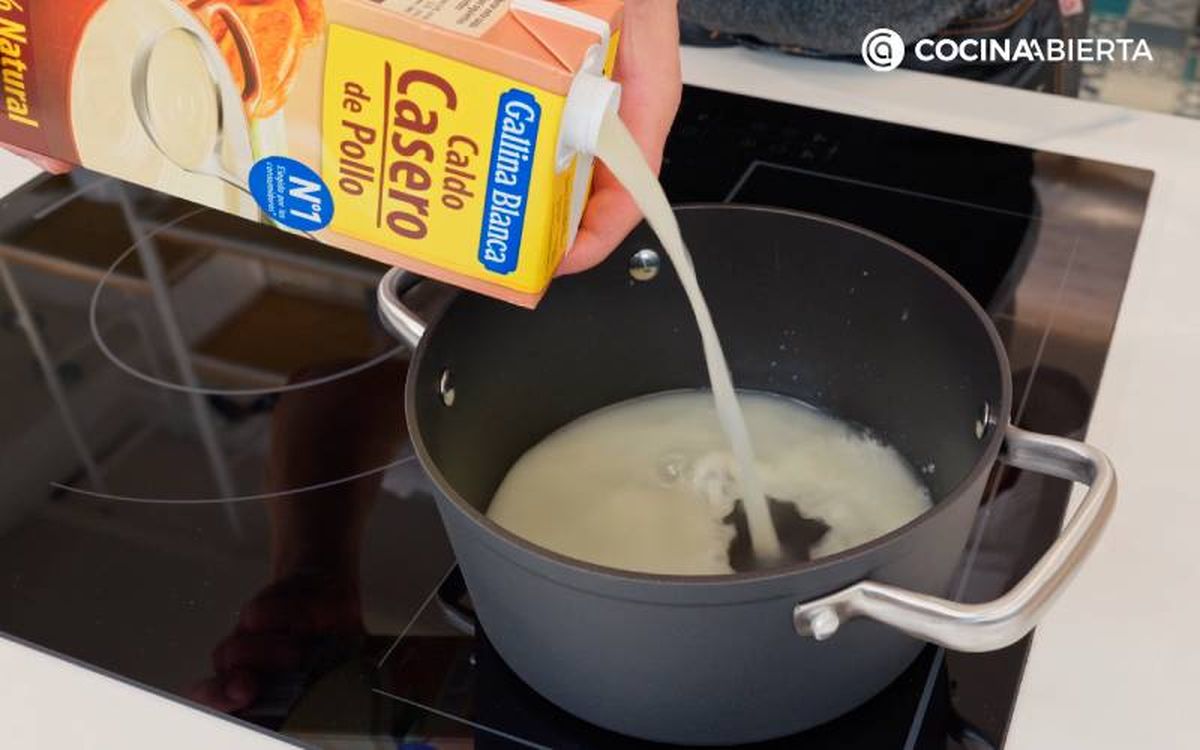 Cocina el pollo con el Caldo Casero de Pollo 100% Natural de Gallina Blanca