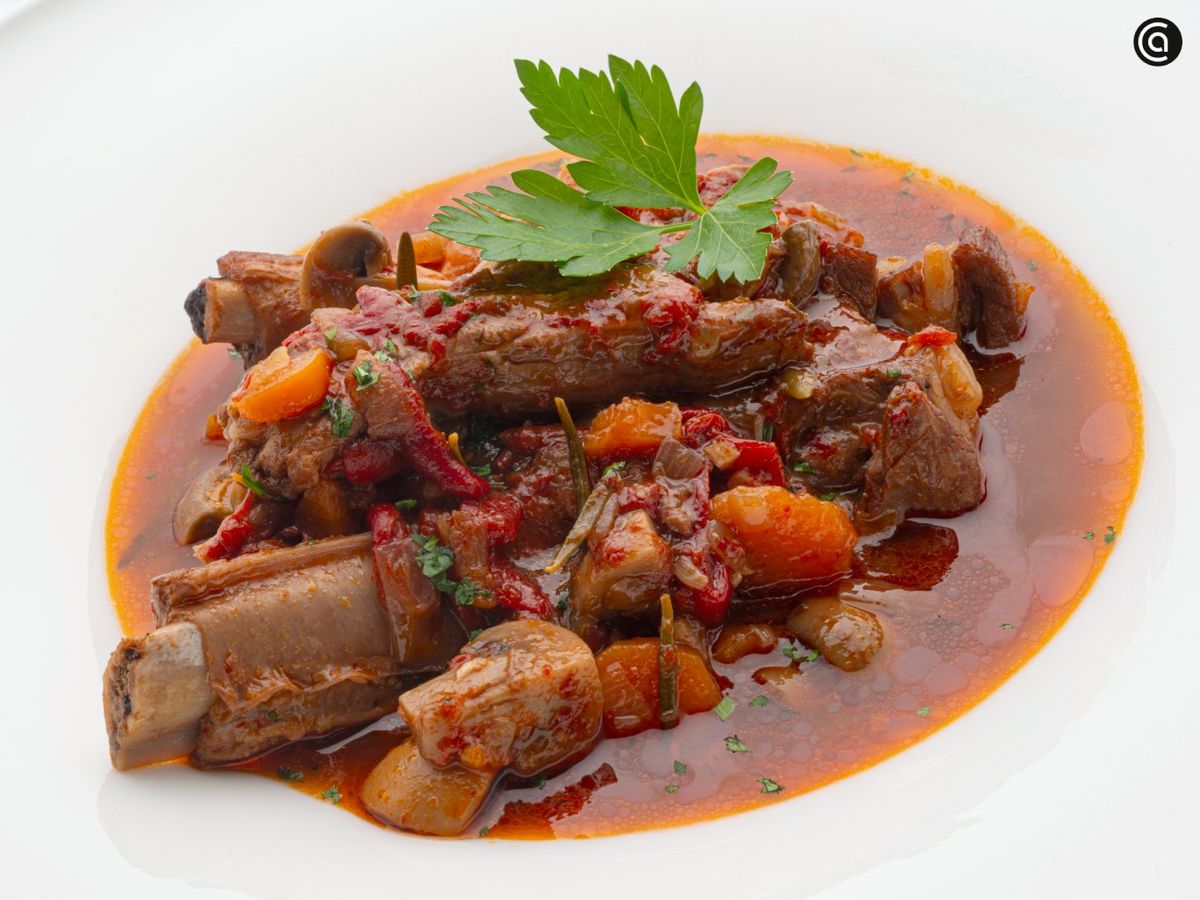 Costilla de cerdo guisada con champiñones, receta de carne jugosa de Karlos Arguiñano
