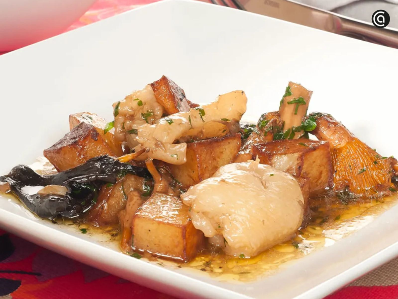 Callos de bacalao con setas, un plato tradicional con un toque de mar y montaña.