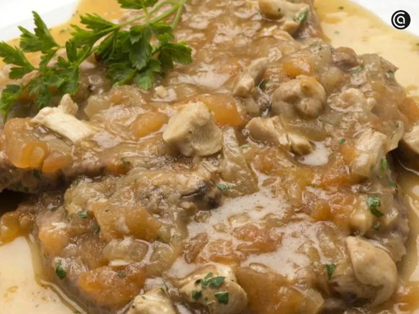 Fricandó de ternera con setas, uno de los guisos más reconfortantes del otoño.