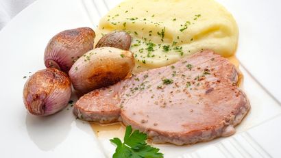 Suprema de atún con puré de patata y chalotas