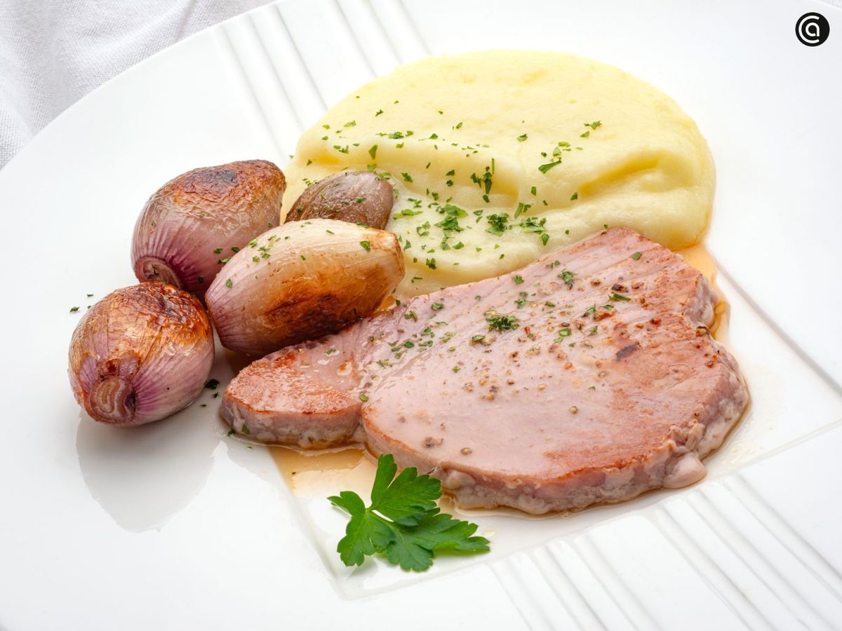 Suprema de atún con puré de patata y chalotas, receta de Karlos Arguiñano