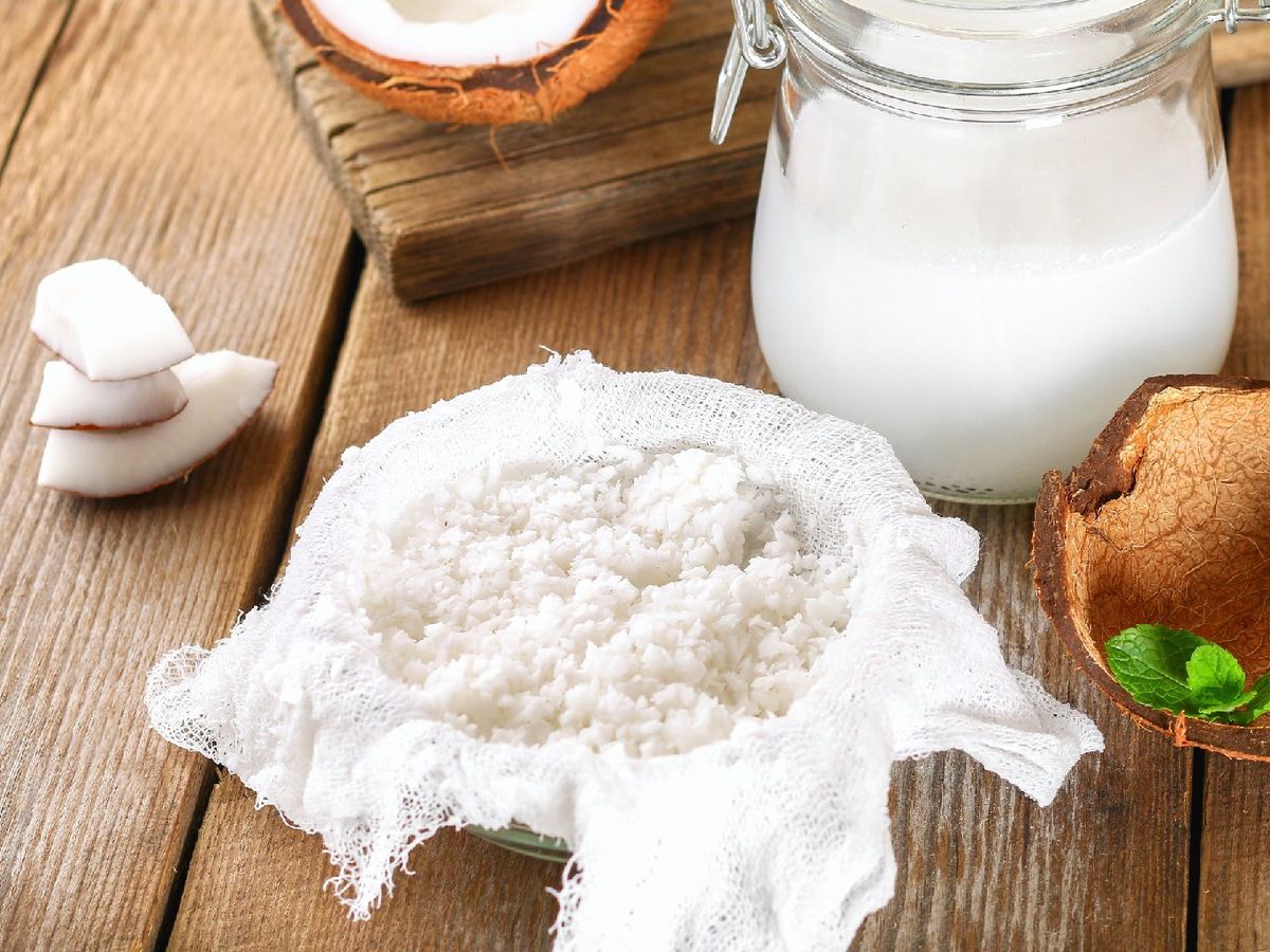 La leche de coco se elabora al triturar la pulpa madura con agua