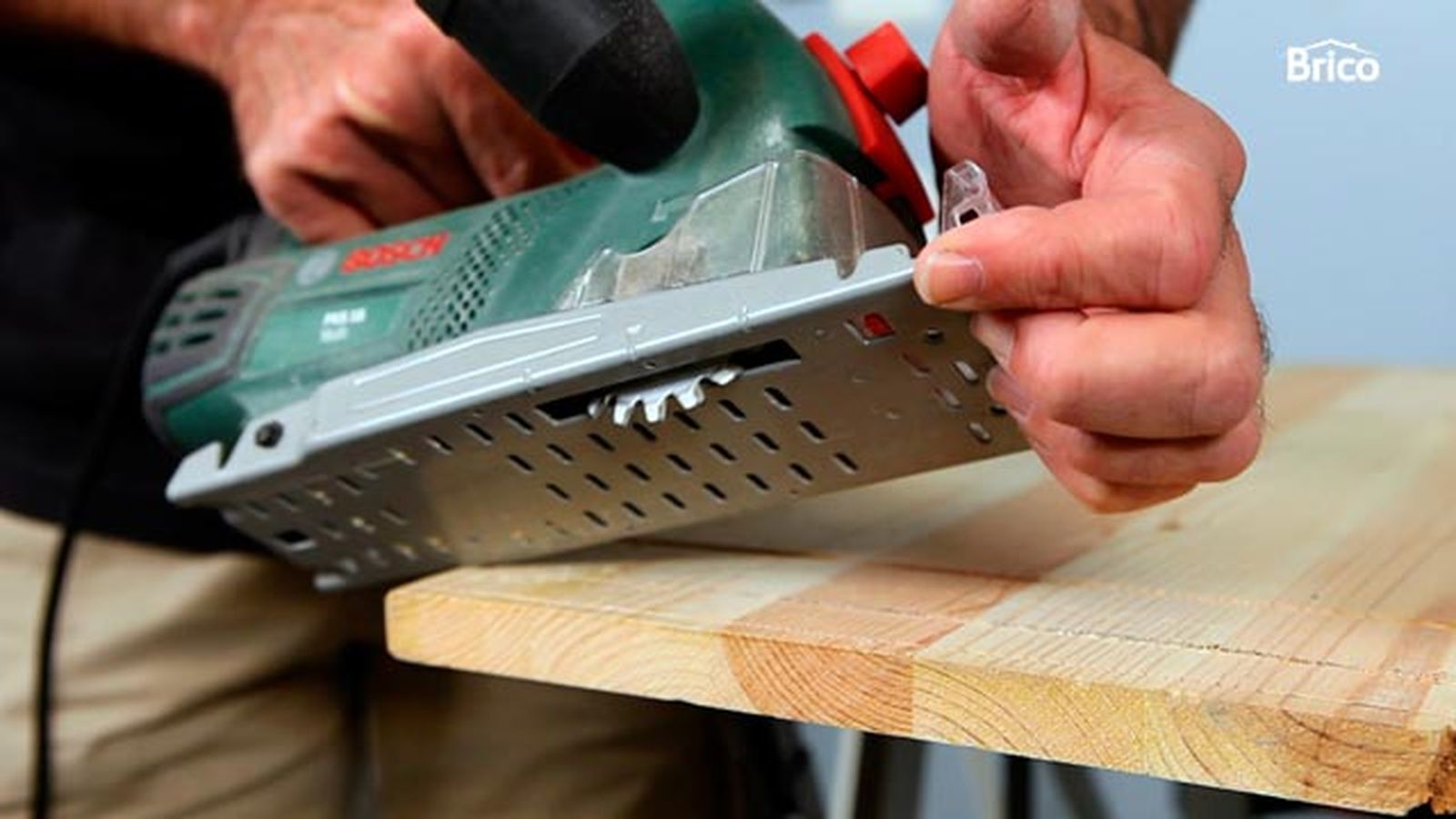 Cómo hacer ranuras en madera con la sierra paso 2 Cómo hacer ranuras en madera con la sierra paso 2