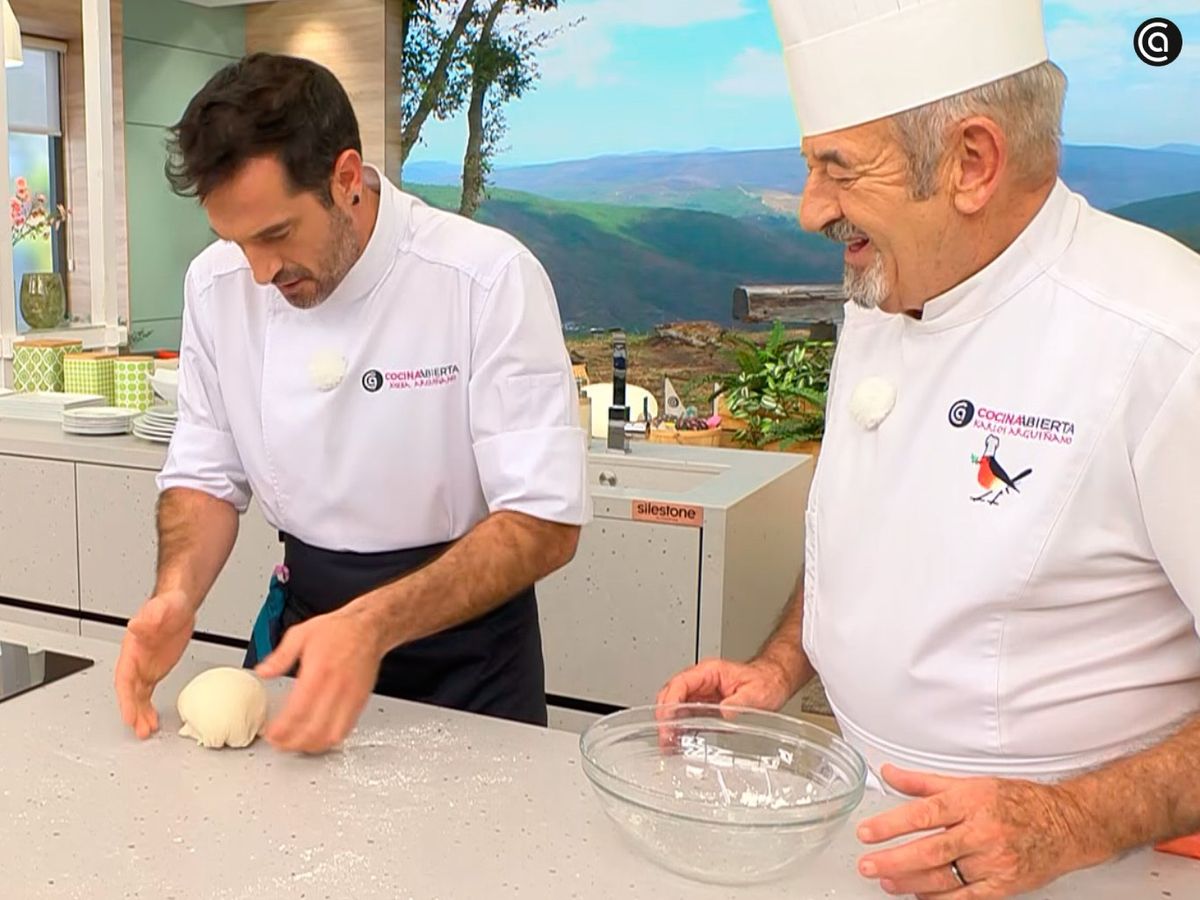 Pliega la masa, forma una bola y deja que repose unos minutos