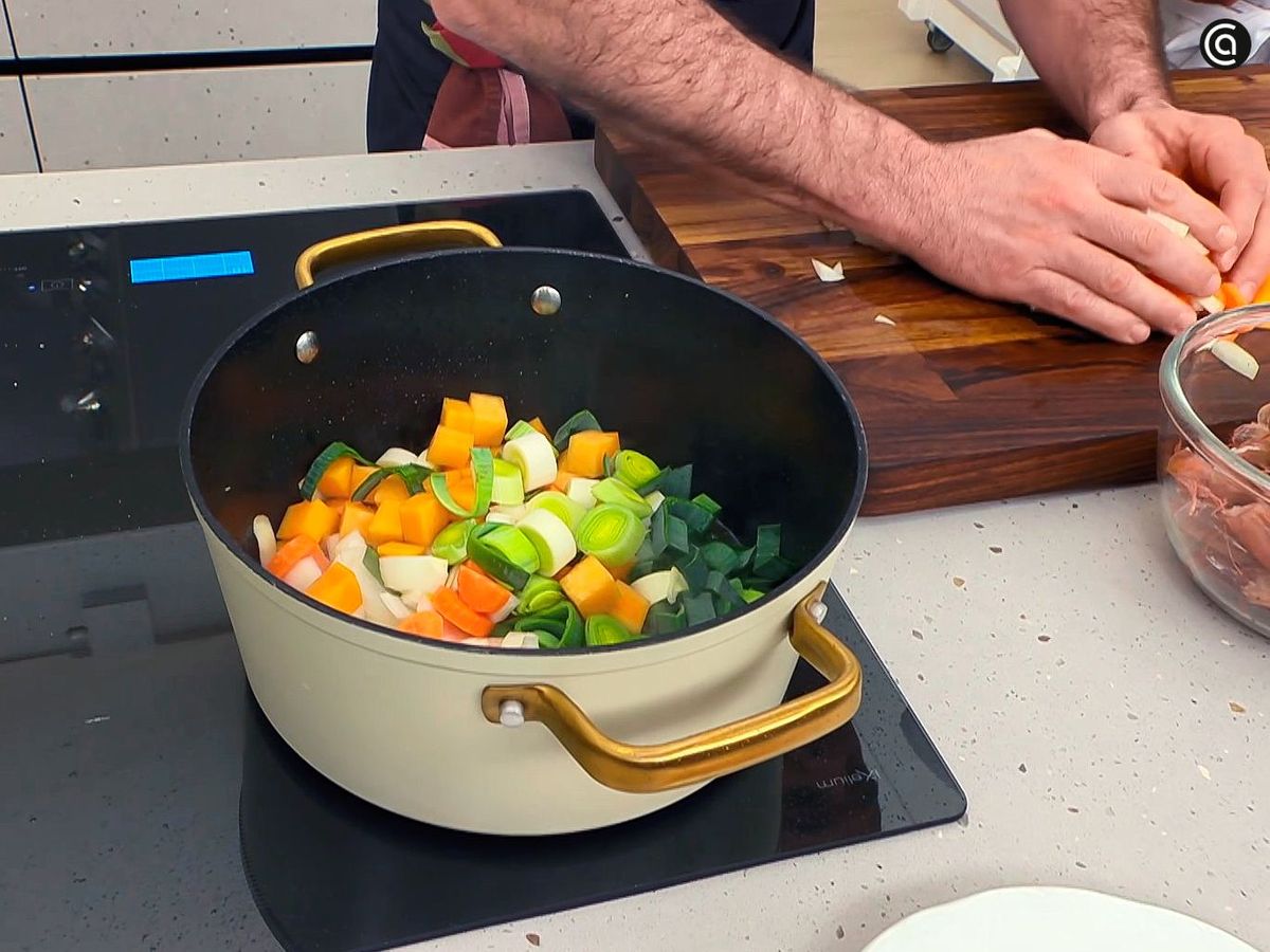 Pocha las verduras para dar sabor y cuerpo a la crema de langostinos