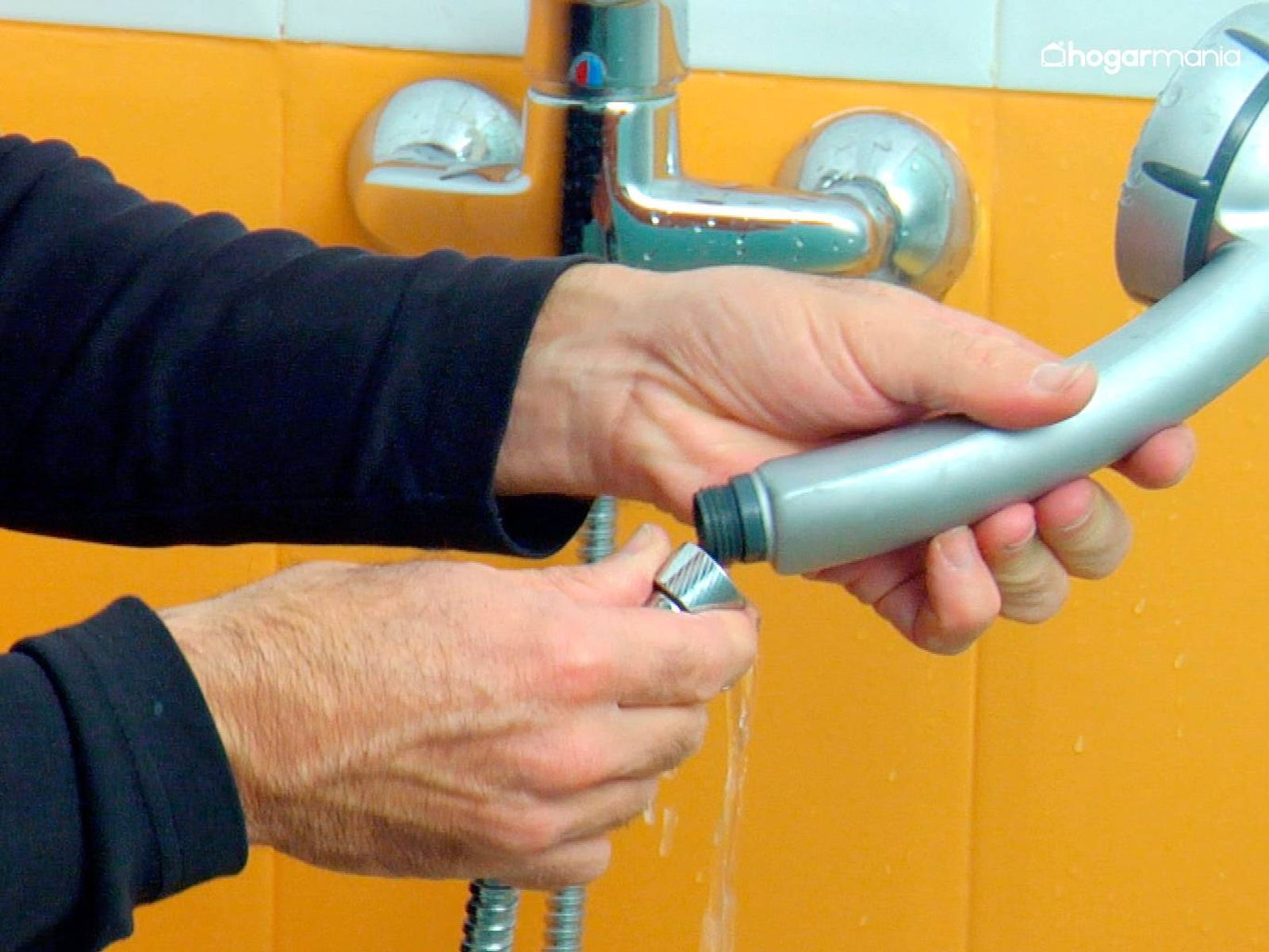 Enrosca el tubo flexible en el nuevo accesorio