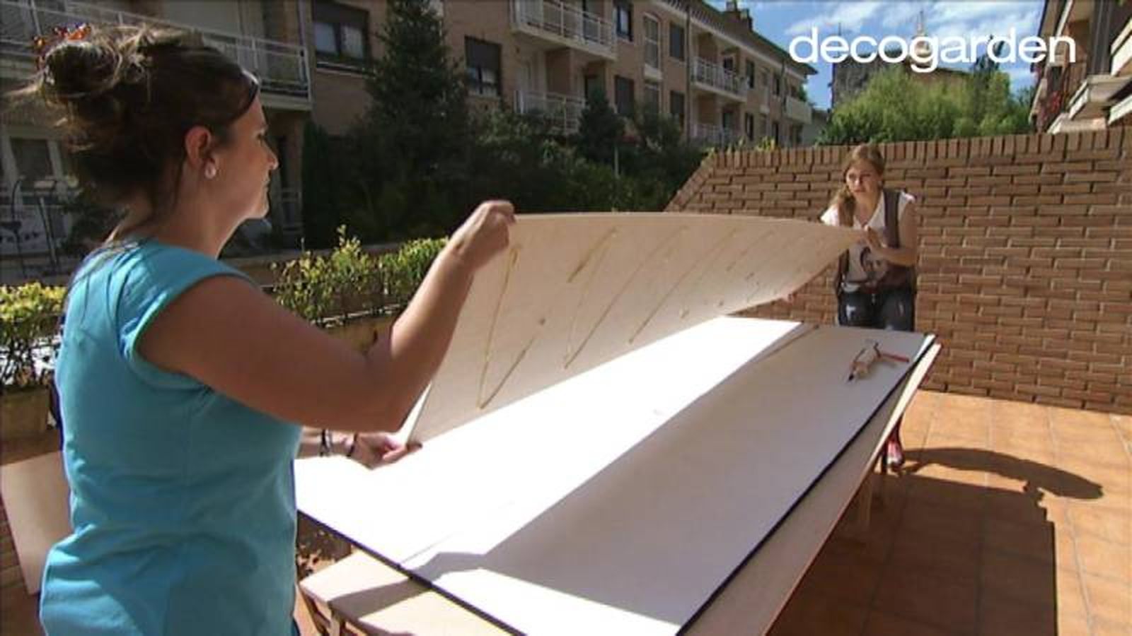 Unir las piezas para crear el frontón de la terraza. Unir las piezas para crear el frontón de la terraza.