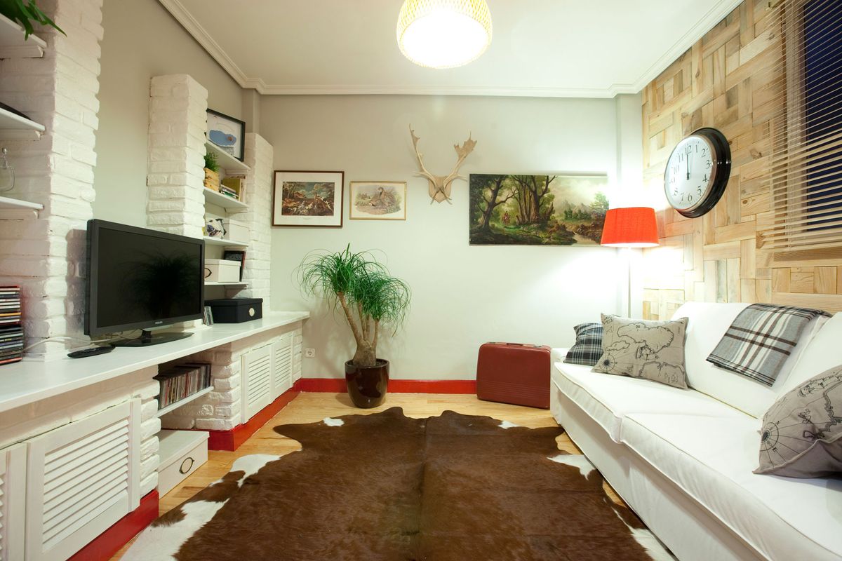 Decorar un salón oscuro