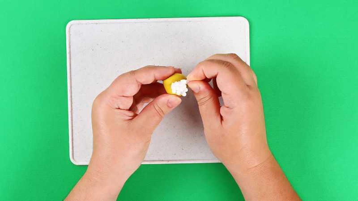 Paso dos para hacer una oveja con bastoncillos de algodón.