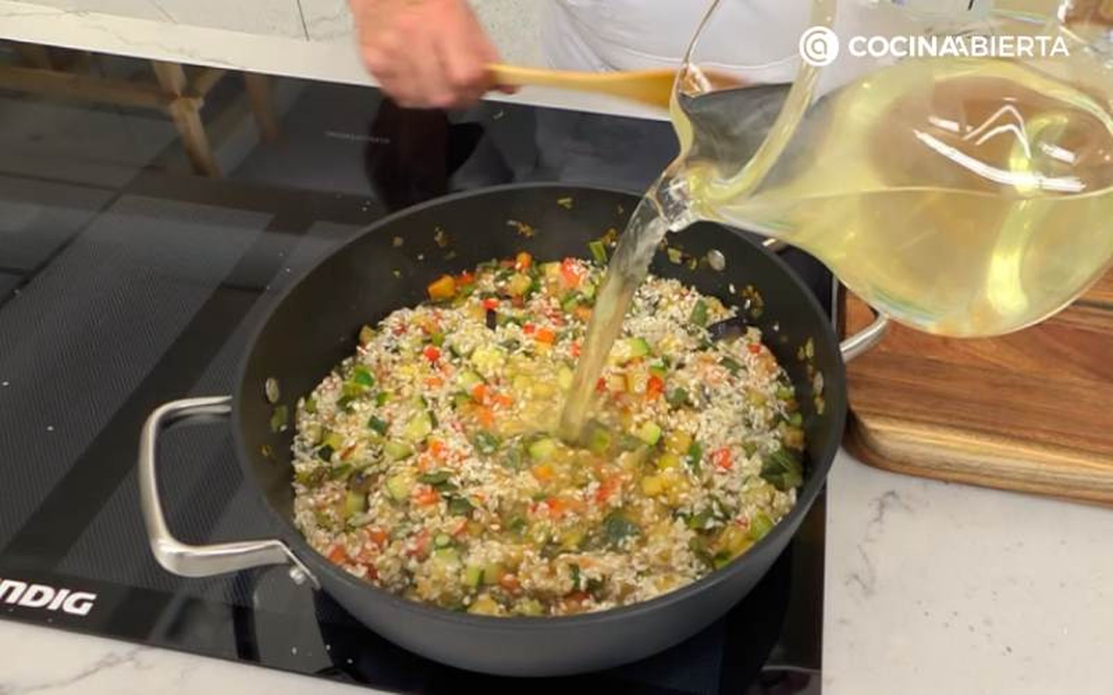Vierte el caldo de verduras Vierte el caldo de verduras