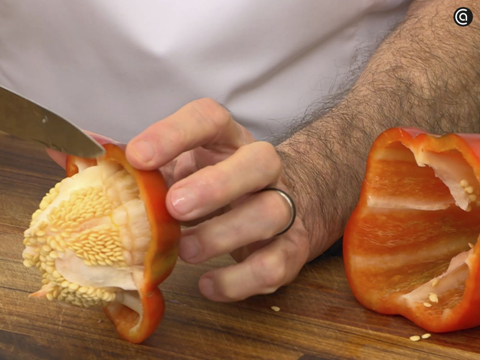 Corta los pimientos morrones