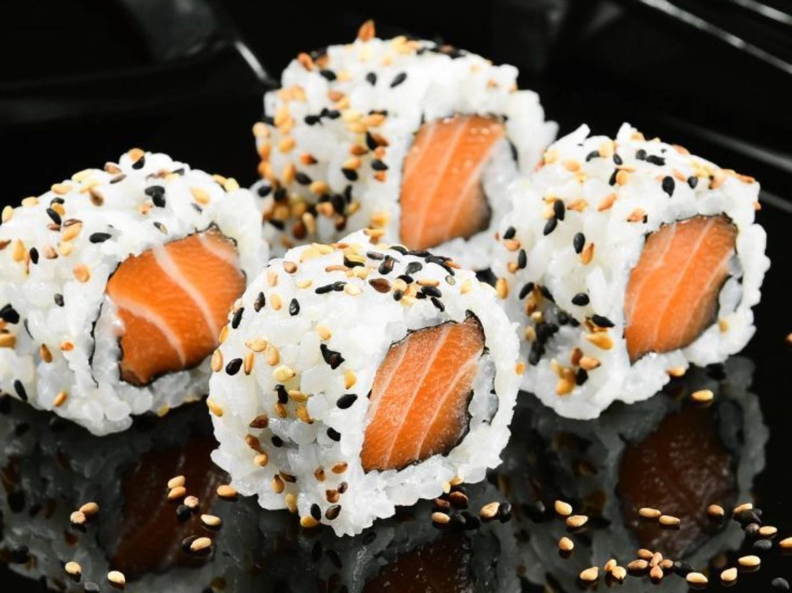 El uramaki es uno de los formatos más populares en Occidente. El uramaki es uno de los formatos más populares en Occidente.
