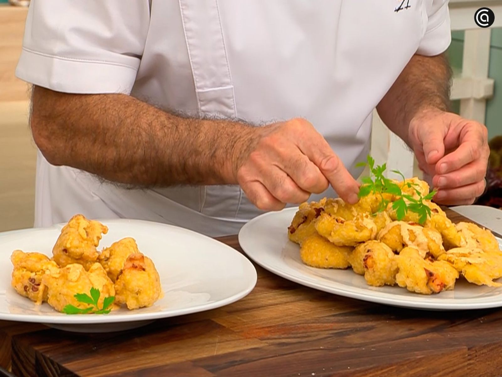 Coloca los buñuelos en el plato y acompaña con la salsa brava