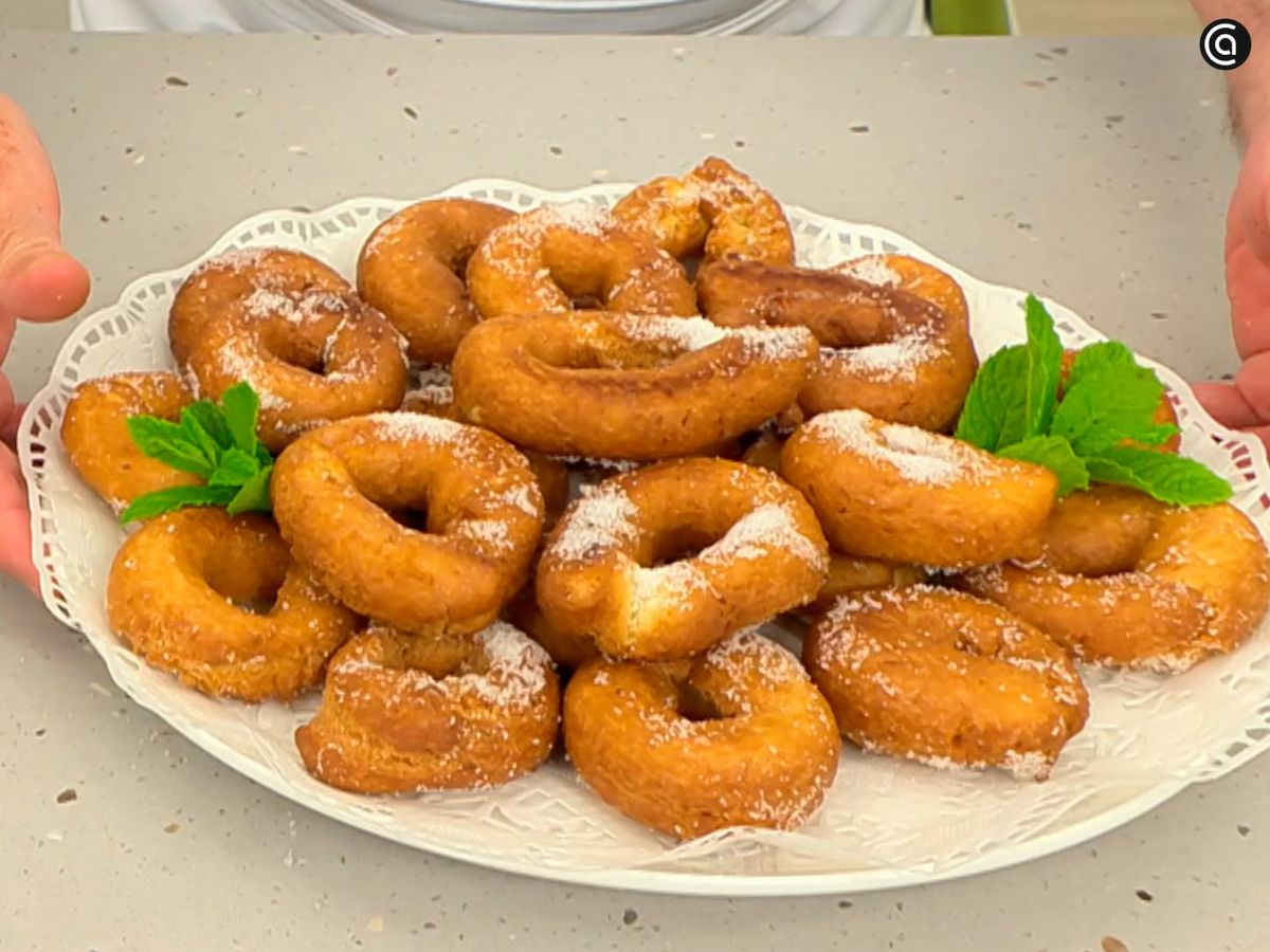 Espolvorea o reboza las rosquillas en azúcar y sírvelas