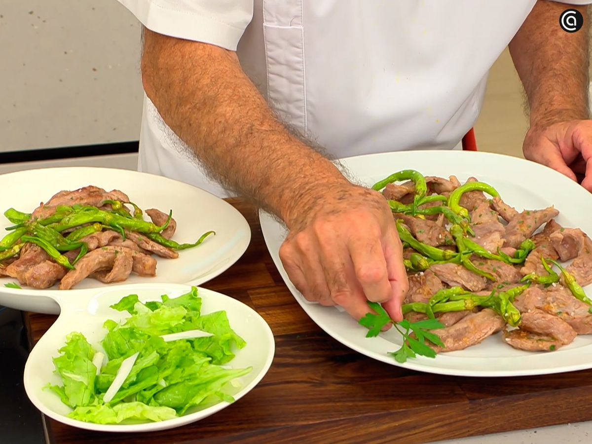 Acompaña las tiras de lagarto con las guindillas fritas y la ensalada, y decora con perejil