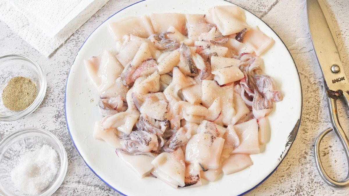 Salpimentar chipirones limpios