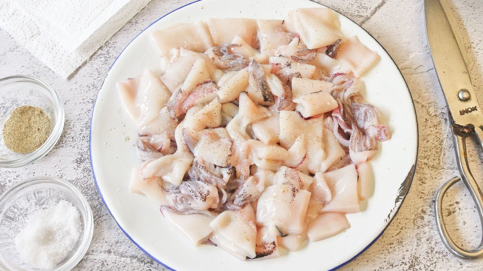 Salpimentar chipirones limpios Salpimentar chipirones limpios