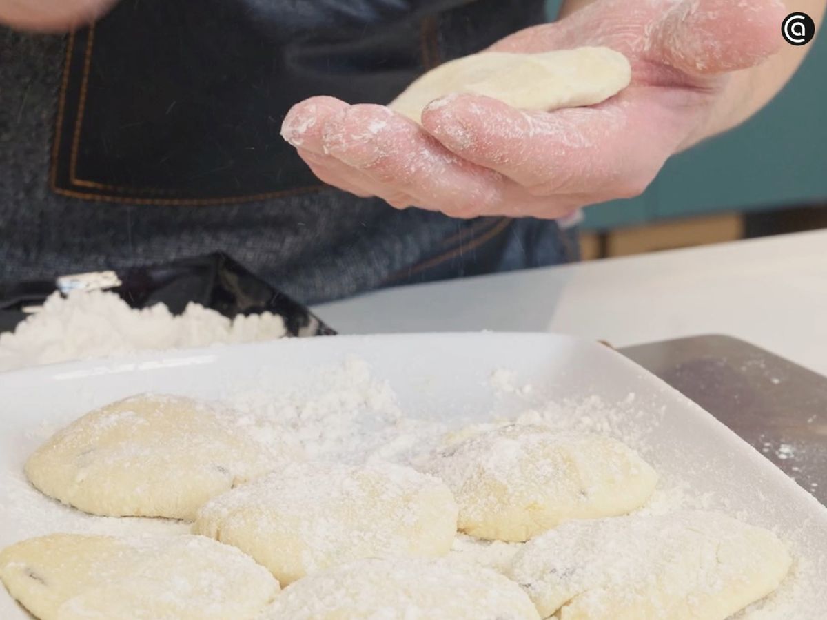 Forma pequeñas tortitas con la masa sobre una superficie ligeramente enharinada.