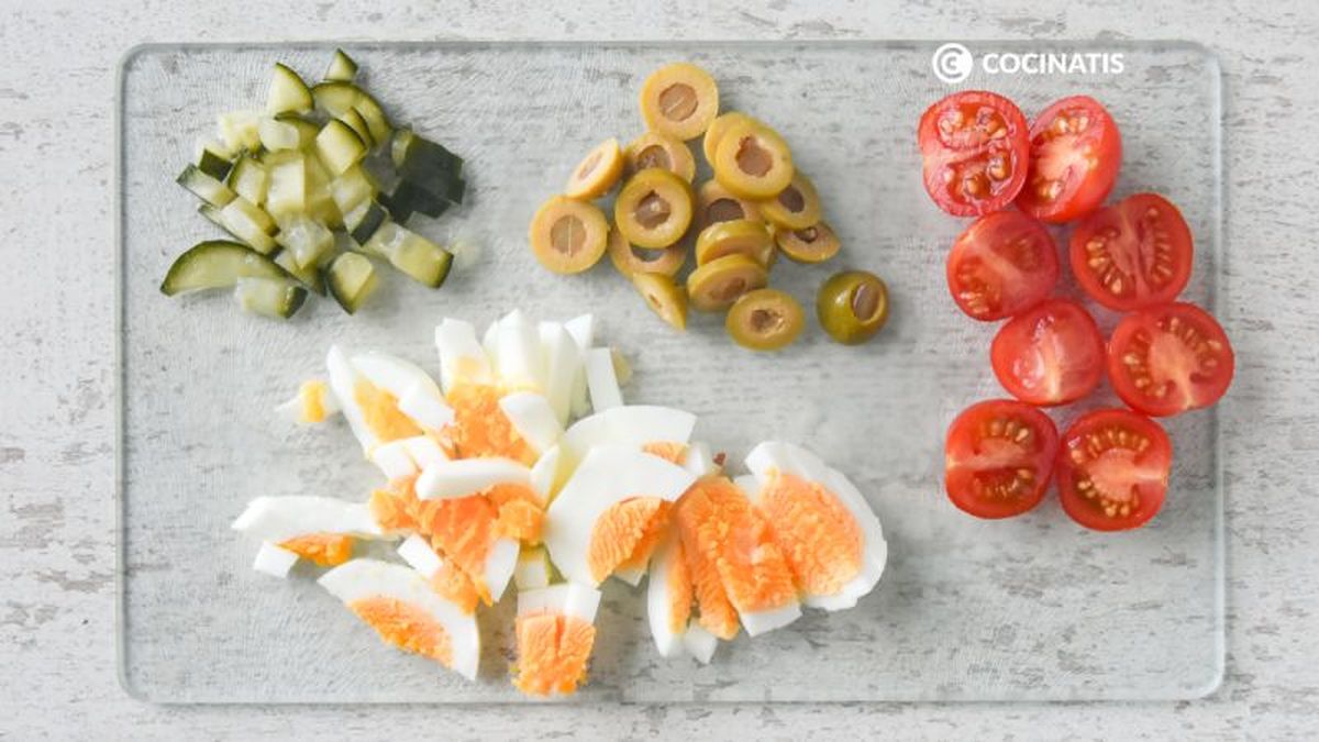 Ingredientes cortados para ensalada de pasta