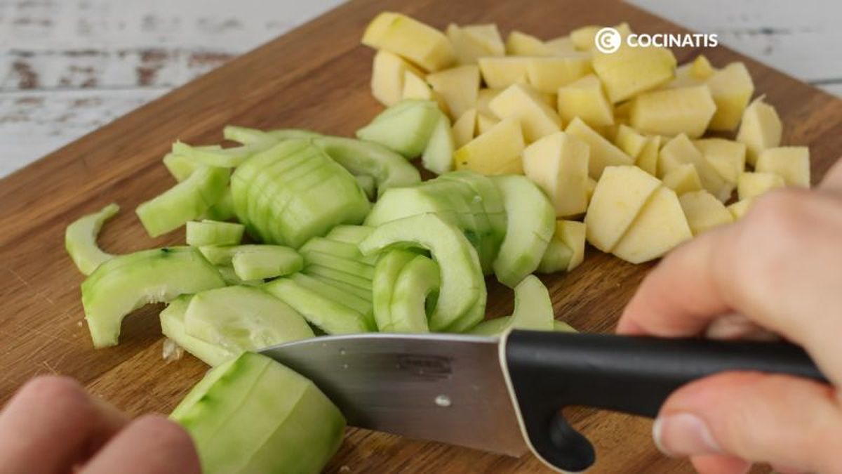 Cortamos la manzana y el pepino