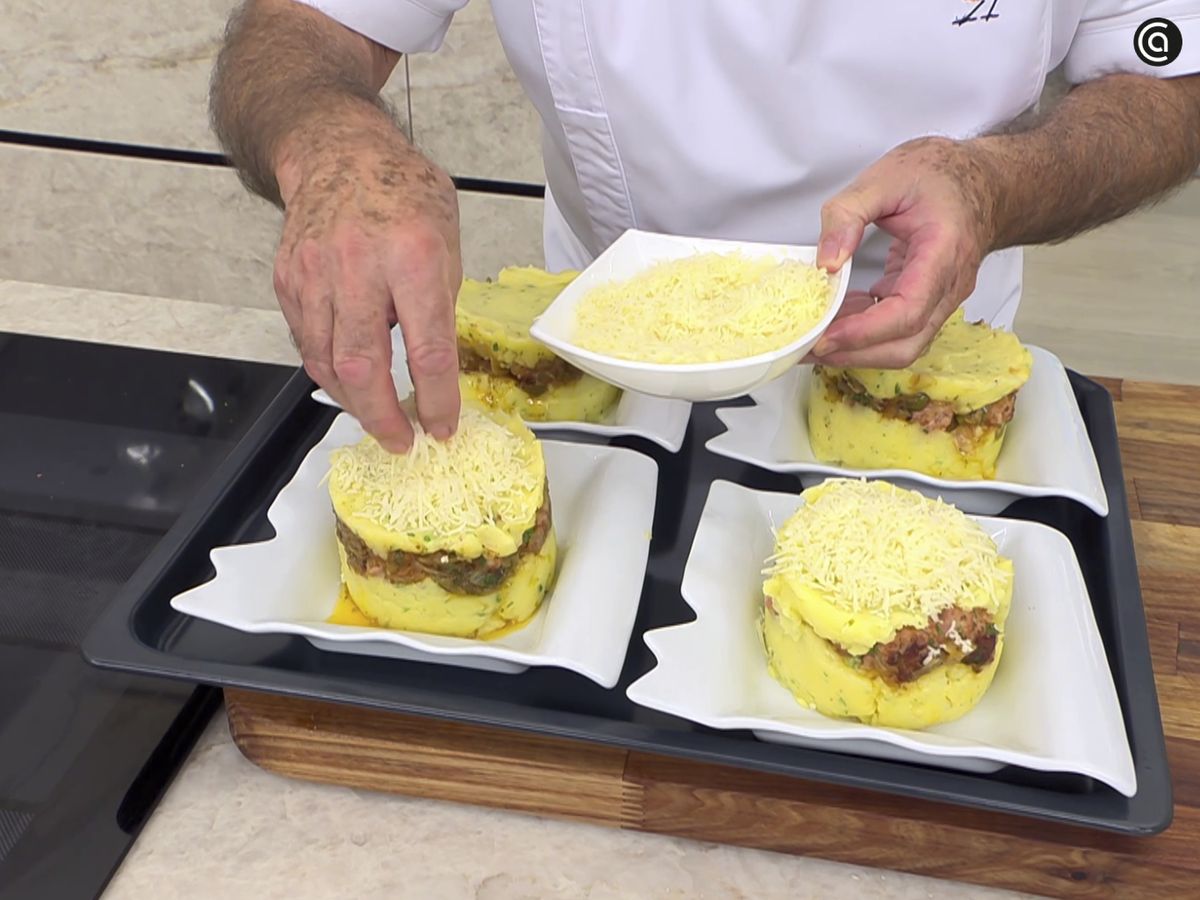 Retira el molde, cubre el pastel con queso rallado y gratínalo hasta que quede dorado